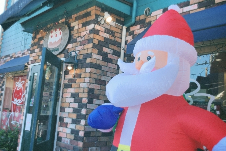 パティスリーデコレ店舗入口「2021年　クリスマス特集のご紹介です」