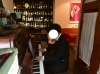 「ピアノやギターを弾いて楽しんで頂けるお客様が増えてきました。　  小樽のバー・ハーフトーン」