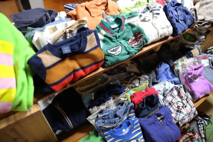 男の子の秋冬物。ニット、シャツ、長ズボンなどなど。「「第3回こども服おゆずり会」2日間開催!」