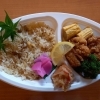 「明日の日替り弁当は鶏飯と唐揚げ」