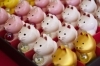 神具やさんに並ぶ可愛らしいキツネちゃんで招福！