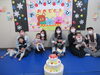 ケーキの前で集合写真♫「今日はお誕生日会がありました。」