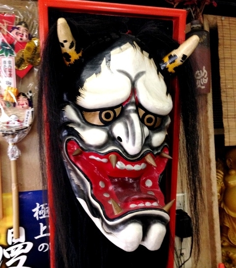 店内には、「広島神楽」のお面が飾ってあります。<br>1メートルくらいある、実際の神楽で使うものだそうで、迫力満点！！