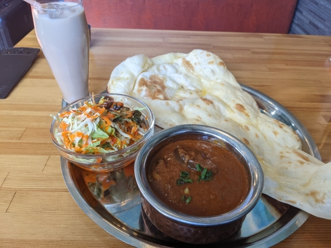 ランチの日替わりカレー ナスとチキンのカレーセット「今日のランチ日替わりカレーはナスとチキンのカレーです」