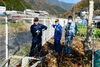 入居者様ご家族で電気に詳しい方も参加。「地域の方にイルミネーションの準備をしていただきました。正式な点灯は１２月３日（土）午後６時からです。」