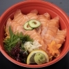 「明日の日替り弁当はサーモン丼」