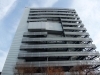 区民センターは12階建てなので、遠くからでも目立ちます。「御苑前公衆便所」
