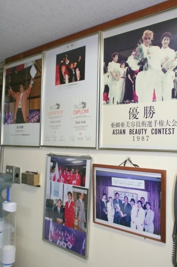 ２階の練習室には、これまでの数々のコンテスト入賞を讃えるポスターがずらりと張られていました。