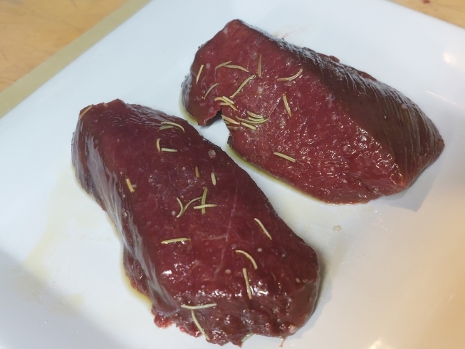 鹿肉のロース「ジビエ料理　鹿ロース肉の低温調理ステーキ」