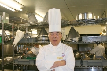 かつて大使館付きの調理師としてシンガポール、ポーランドに在住。足掛け４年間にわたり本格的な西洋料理を学びました。