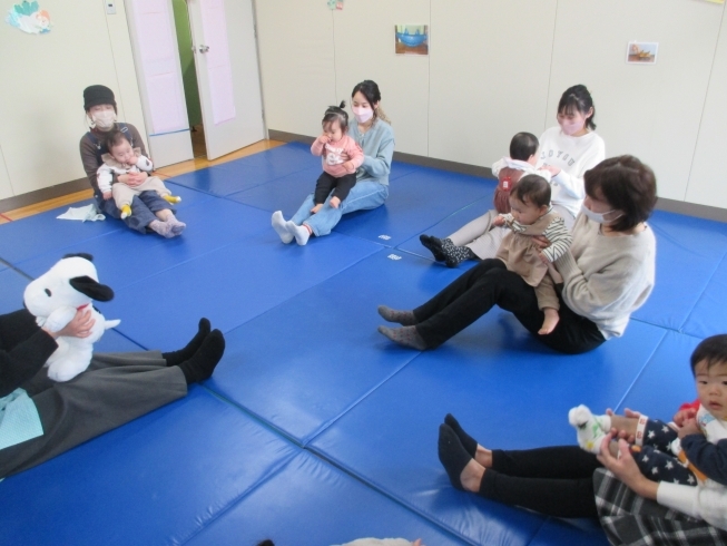 ふれあい遊び♪ありさんの山のぼり♪「今日は「うさぎぐみ」がありました。」