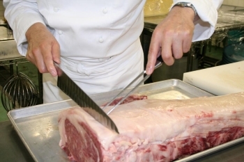 匠が愛用するミートフォークと肉切りナイフ。調理場で名人の手によって、てきぱきと仕込み作業が進んでいきます。