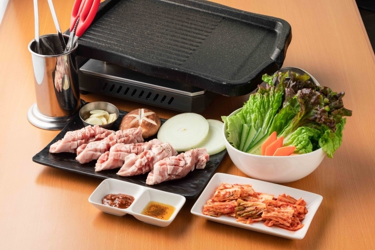 『サムギョプサル』「韓国料理とん家゛です。本日営業時間変更のお知らせ。」