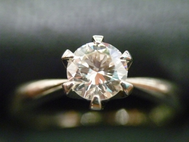 0.51カラットの比較的大きなダイヤモンドの指輪「ダイヤモンドも買取専門 金のクマ 沼津店にお任せ下さい(^^)/」