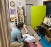 背骨片手に勉強中（　＾ω＾）・・・「コロナ禍でも　技術やスキルアップができるって嬉しいことです」
