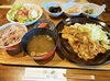 「日替わりランチ。小鉢・ご飯・味噌汁・サラダ付きで税込み1050円。」