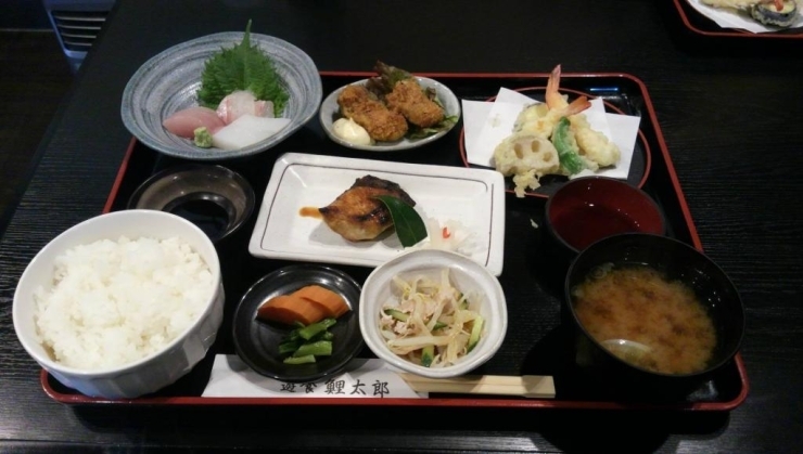 遊食　鯉太郎さんの日替わり和膳　毎日品数が多くておいしいです☆<br>天ぷらもサクサクに上がっています♪♪