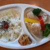 「明日の日替り弁当は鶏のクリーム煮」