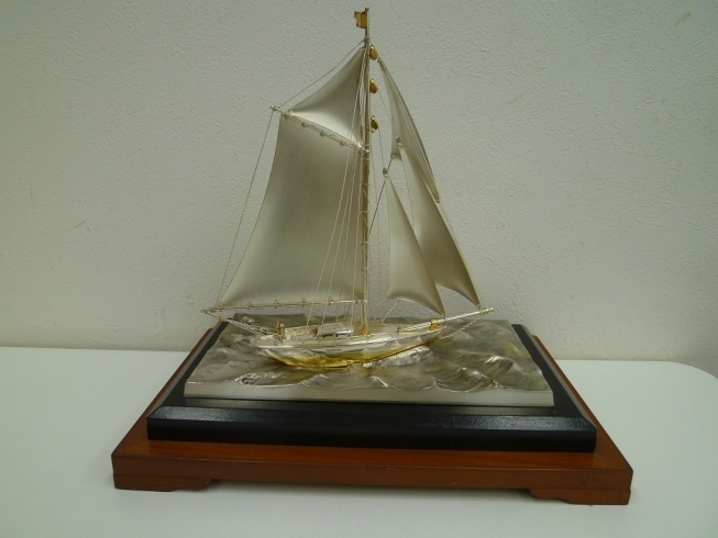 帆船の置き物「置き物・飾り物は素材をチェック！　買取専門 金のクマ 沼津店」