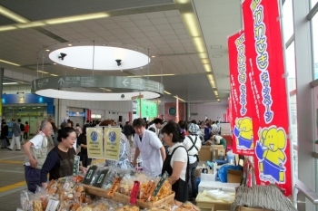 JR武蔵溝ノ口駅改札口前自由通路で開かれた「Buyかわさきフェスティバルinたかつ」名産品フェア。