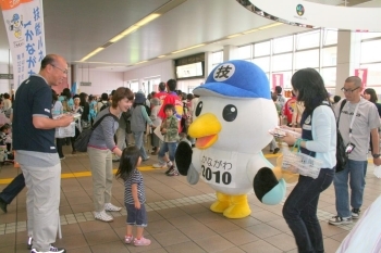 10月に初めて神奈川県で開催される技能五輪のイメージキャラクター「カモメン」も一生懸命PR