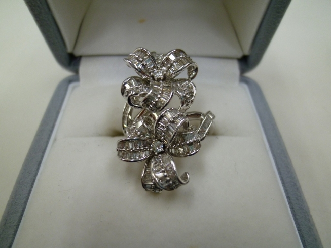透明感のあるダイヤが全体にあしらわれたリング「ダイヤモンドは見極めの出来る店に　買取専門 金のクマ 沼津店」