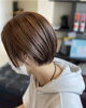 「ミントグレーのカラーと丸みのあるショートヘア」