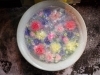 沸か湯を冷ましたお水では曇り硝子状態になりました。「氷花　花手水風」