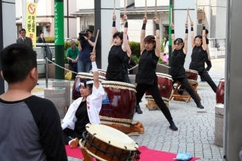ペデストリアンデッキでは、迫力ある和太鼓の演奏に市民が足を止め聞き入っていました。