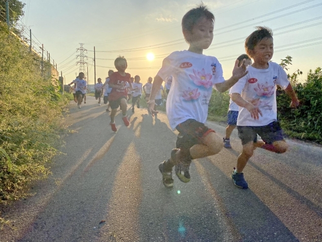 「沈みゆく陽を背にして。【豊明市で総合力のつくスポーツ教室といえば、40年続くS.A.C.！開校以来ご自宅までの送迎を行なっております。】」