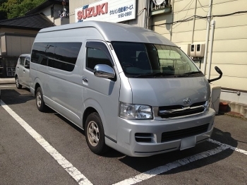 １０人乗りワゴン（ハイエース）
普通免許で運転可能。「有限会社タカハシ自動車サービス」