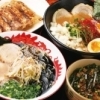 石臼で挽いた粉の麺を使用！真黒スープの濃厚ラーメン