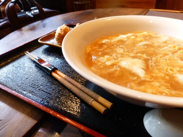 日替わりランチ　鶏卵あんかけうどん＋いなり寿司のセット　750円（税込）