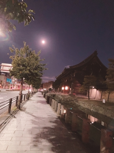 本日5時40分の、東寺前(通勤中)。「満月の朝に。【まいぷれ・西京区・南区・編集部】」