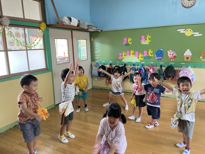 運動会のダンスを踊りながら、余韻を楽しんでいます「塩川幼稚園　運動会をやり遂げ、ゆったりと充実した時間を過ごしている子ども達です！」