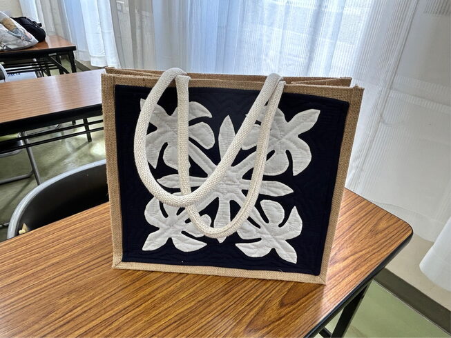教室生のIさんの作品、タペを麻バックに合わせました「【ハワイアンパッチワーク教室】」