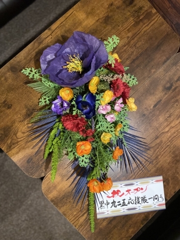 原色の花で明るく昭和レトロなお店にもマッチ「宇奈月のいい場所」