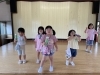 歌って踊って楽しいね♪「お友達との仲を深めながら、楽しく過ごしています！！」