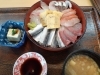 人気の海鮮丼1700円、コーヒー付き「本日は定休日です」