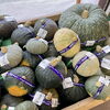 「農産物直売所では地元の旬の野菜も入荷します！」