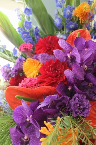 鮮やかな色合わせ「戸塚安行の花屋フランテッセのスタンド花」