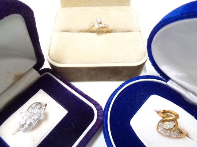 「伊丹市桜ケ丘のお客様。ダイヤの指輪のお買取りです。おたからやJR伊丹店ではダイヤも高くお買取りしております！」