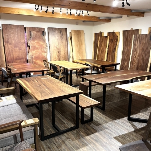 「[現在のショールームの様子]の紹介。一枚板テーブル、無垢のテーブル、ダイニングテーブルのご紹介札幌市清田区の家具の店、Ties interior。」
