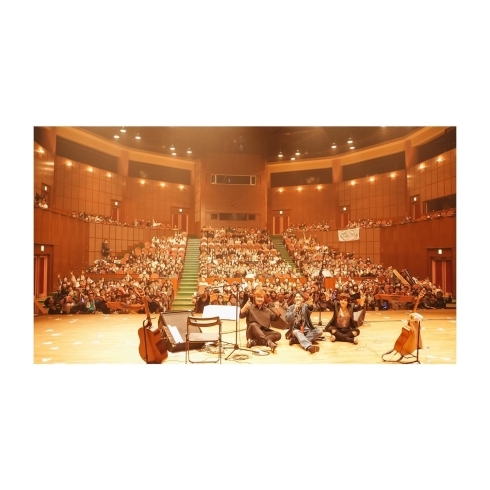 松浦市文化会館でのワンマンライブの様子です「10月～11月、岩佐一成ライブのお知らせ📣　地元松浦市から東京都内まで、幅広く出演します」