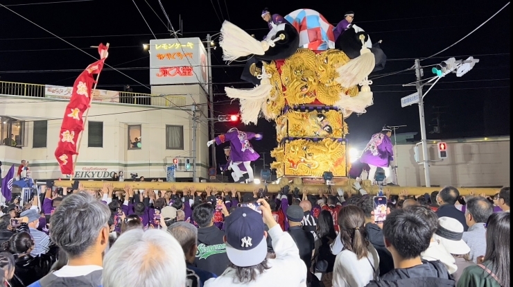 「【2023年】10/17（火）多喜浜駅前 かきくらべが開催されました。　太鼓台の2地区合同パレードと神社行列も！」
