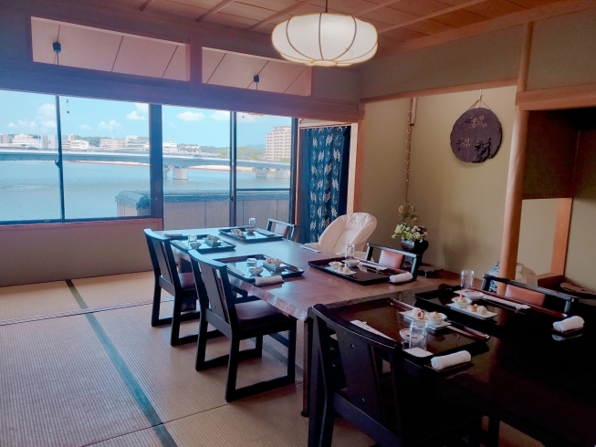 宍道湖の絶景を眺められる客席の様子「七五三や、お食い初め、お誕生日のお祝いに、本家 寺津屋へ」