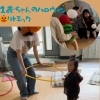 フラフープを持って先生と一緒におさんぽ！楽しいね「Cute!１歳ちゃん達のハロウィンリトミック＆Trick or Treat【南区＆下京区のピアノ・リトミック・英語リトミック・ベビーリトミック】」