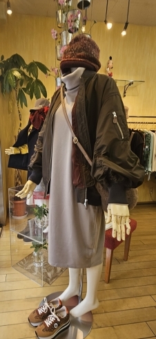 着丈73㎝ ¥51700 カーキ、ブラック「定番でも今を感じるシルエットでスタイルアップ!」