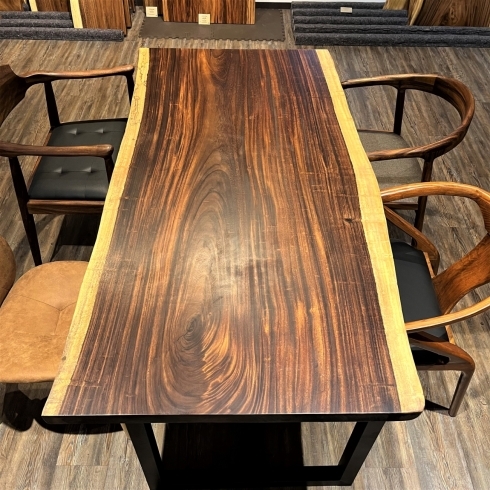 モンキーポッドの濃い木目の一枚板]の紹介。一枚板テーブル、無垢の 