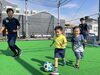 コーチたちと一緒にサッカーを楽しんでいます!「西葛西で学生が教えるCULB-TSRサッカースクール!トレーニングを実施しました! 無料体験会参加者募集中です！!」